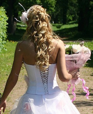 Hairdos  Quinceaneras on 2011 2012 Hairstyles For Brides With Flowers   Wedding Dresses